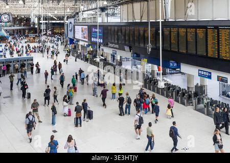Busy commuters at London Waterloo train station concourse. London, UK, 23 July 2023 Stock Photo