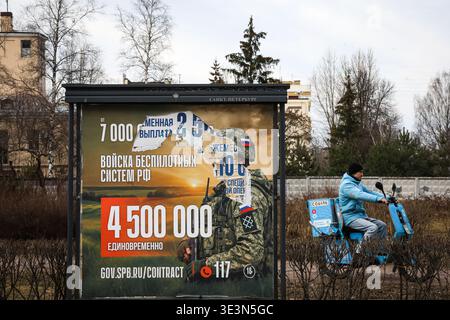 An information billboard advertising contract service in the Russian Armed Forces has been installed on one of the city streets. A large-scale information campaign to recruit citizens for contract military service continues on the streets of St. Petersburg. Billboards and billboards throughout the city display up-to-date information on recruitment for various units of the Russian Armed Forces. Outdoor advertising places particular emphasis on financial terms: billboards list the one-time payment amounts, which will reach 4,500,000 rubles in March 2026. Campaign materials also include contact i Stock Photo