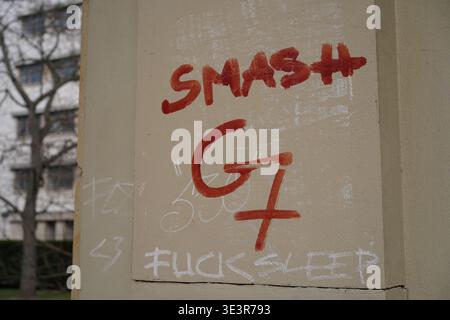 Berlin, Germany - March 24, 2026: Anti-globalization graffiti reading "SMASH G7" sprayed in red on the historic Königskolonnaden in Kleistpark. Stock Photo