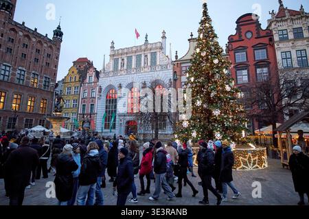 christmas tree in busy dlugi targ public square in the old town of gdansk poland Stock Photo