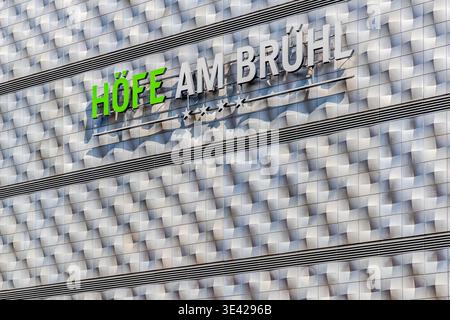 Close-up of the façade of the Höfe am Brühl shopping centre in Leipzig: three-dimensional white metal cladding featuring the centre’s green lettering. Opened in 2012, the building stands on the site of the former Brühl fur trading centre. Leipzig, Saxony, Germany Stock Photo