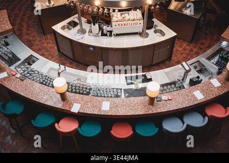 Deutschland, Hamburg: Barbereich TamTam im Hanseviertel, kein Tam-Tam in Hanseviertel, Gastroprobleme, zentrale runde Theke mit umlaufenden Lichtelementen und Flaschenregalen, zahlreiche Gläser und Weinflaschen vorbereitet, farbige Barhocker rund um die Theke, jedoch keine Gäste, komplett leerer Gastraum, sterile und ruhige Atmosphäre, keine Nutzung trotz ausgestatteter Infrastruktur, Innenraum wirkt gepflegt aber verwaist, Hinweis auf schwache Frequenz und wirtschaftliche Probleme im Einzelhandel und in der Gastronomie im innerstädtischen Bereich. *** Germany, Hamburg Bar area TamTam in Hanse Stock Photo