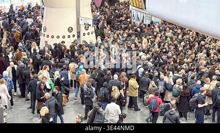 London, UK. 25th Mar, 2026. Commuters face severe overcrowding and gridlock on the concourse of London Bridge Station during the evening rush hour. A major signaling failure outside the station at approximately 5:00 PM caused widespread cancellations and delays across Southern and Thameslink services, leaving thousands of passengers stranded. Credit: glosszoom/Alamy Live News Stock Photo