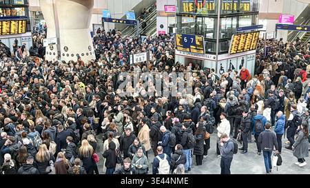 London, UK. 25th Mar, 2026. Commuters face severe overcrowding and gridlock on the concourse of London Bridge Station during the evening rush hour. A major signaling failure outside the station at approximately 5:00 PM caused widespread cancellations and delays across Southern and Thameslink services, leaving thousands of passengers stranded. Credit: glosszoom/Alamy Live News Stock Photo