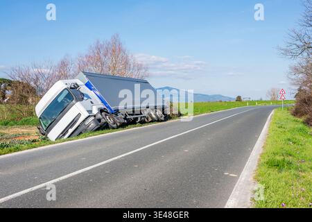 A truck ended up in a ditch on the side of a country road, Collesalvetti, Italy Stock Photo