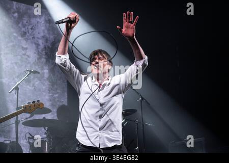 Suede performing at Sala Razzmatazz, Barcelona 25 Mar 2026. Photographer: Ale Espaliat Stock Photo