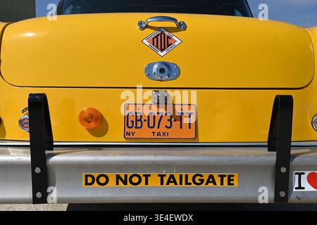Do Not Tailgate or No Tailgating Written on Rear of a Classic or Vintage Yellow New York or NY Yellow Checker Taxi 1975 Stock Photo