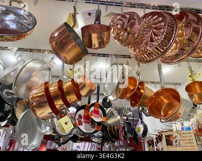 Verona, Italia - March 24, 2026: Copper cookware hanging from display in a kitchenware store, featuring pots, pans, and various utensils in a vibrant Stock Photo
