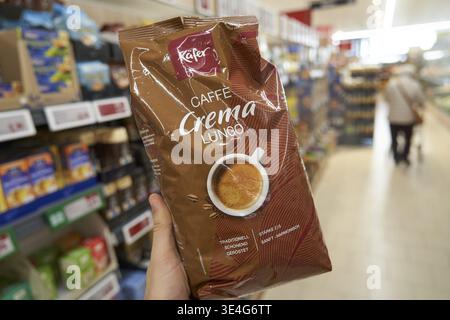 Kaefer Caffe Crema Lungo coffee beans in brown packaging in the supermarket, from Lidl Stock Photo