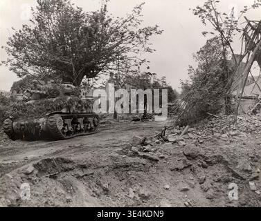 Two US soldiers pass a tank on the double during a field exercise on ...