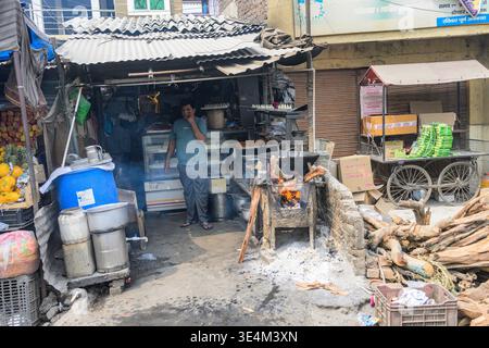 Outdoor kitchen with food preparation in Piru Madara (Uttharakhand), northern India. Stock Photo