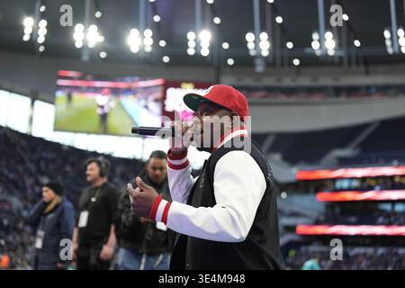 Dizzee Rascal performing ahead of the Gallagher PREM match at the ...