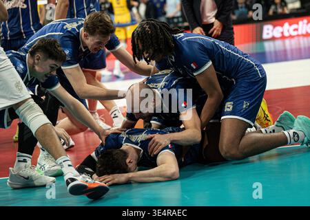 Paris, France, 28 March 2026: The Paris Volley players form a jubilant huddle on the court at the Adidas Arena after scoring the decisive point in the final of the French Volleyball Cup. Captain Jacobsen and his teammates, including number 15, throw themselves to the ground to celebrate their victory over Nice Volley. This image captures the emotional intensity of the Parisian club’s national title win. Credit: Terry Edmond Credit: Terry Edmond/Alamy Live News Stock Photo
