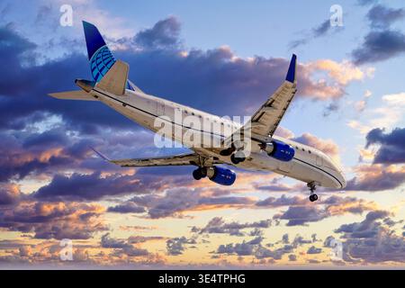 United Airlines Embraer E175LL heading into Tucson AZ at sunset. Stock Photo
