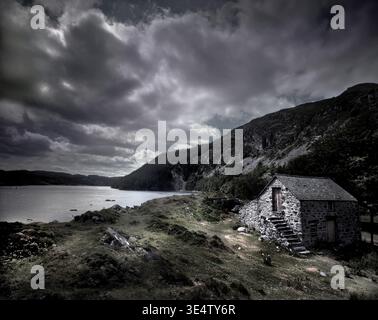 A lakeside view of the rugged landscape of Snowdonia National Park in North Wales. Stock Photo