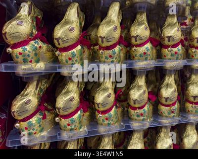 Retail display of chocolate Easter bunnies Easter bunny Easter bunny brand Lindt with chocolate bell wrapped in golden tinfoil paper printed with luck Stock Photo