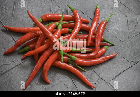 Food, Rote Chilischote auf schwarzer Oberflaeche Stock Photo