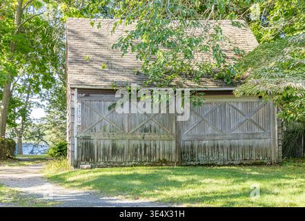 the weathered side of an old barnn in southold Stock Photo