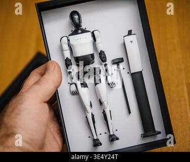 tesla-optimus-humanoid-robot-in-a-modern-exhibition-environment-sven