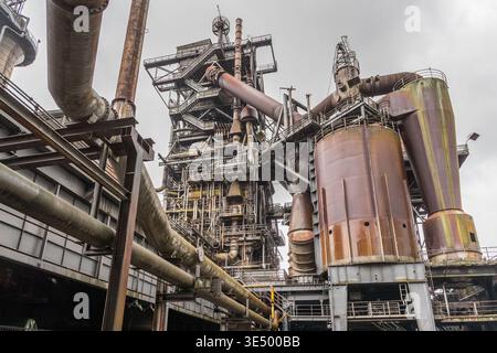 A view of Blast Furnace No. 5. It was the last and most modern blast furnace at the Thyssen steelworks in Meiderich; it came into operation in 1973 and produced special pig iron from ore at temperatures of up to 2,000 °C – as a feedstock for Thyssen’s steelworks. It was the last to be shut down on 4 April 1985, after only 12 years, due to crises in the steel market. Duisburg, North Rhine-Westphalia, Germany Stock Photo