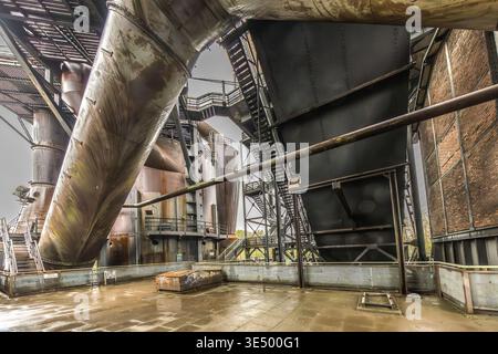 Blast furnace No. 5 was the last and most modern blast furnace at the Thyssen steelworks in Meiderich. It came into operation in 1973 and produced special pig iron from ore as a feedstock for Thyssen’s steelworks. It was the last to be shut down on 4 April 1985, after only 12 years, due to crises in the steel market. Duisburg, North Rhine-Westphalia, Germany Stock Photo