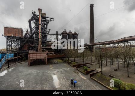 A view of part of the “Expedition Stahl” high ropes course. At a height of 55 metres, a course featuring ropes, bridges and platforms spans a former casting hall between two disused blast furnaces. It offers climbing fun at industrial heights and ends with a view of the park. Duisburg, North Rhine-Westphalia, Germany Stock Photo