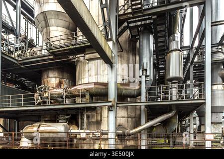 Blast furnace No. 5 was the last and most modern blast furnace at the Thyssen steelworks in Meiderich. It came into operation in 1973 and produced special pig iron from ore at temperatures of up to 2,000 °C – as an intermediate product for Thyssen’s steelworks. It was the last to be shut down on 4 April 1985, after only 12 years, due to crises in the steel market. Duisburg, North Rhine-Westphalia, Germany Stock Photo