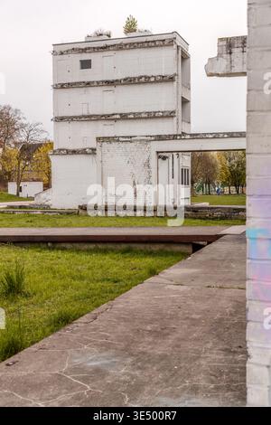 The Garden of Remembrance (Altstadtpark) in Duisburg was designed by the Israeli artist Dani Karavan (1996–1999). He has left the remains of former warehouses and post-war architecture standing, transforming them into viewing towers, stages and landscape features featuring mountain pines and honey locust trees – a symbol of industrial history and remembrance. Duisburg, North Rhine-Westphalia, Germany Stock Photo