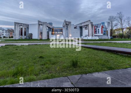 The New Synagogue in Duisburg and the adjacent Garden of Remembrance in the inner harbour. Architect Zvi Hecker designed the synagogue (1996–1999, inaugurated in 1999), which resembles an open book and incorporates star-shaped motifs. It serves the Jewish Community of Duisburg-Mülheim-Oberhausen, which has over 2,800 members. Duisburg, North Rhine-Westphalia, Germany Stock Photo