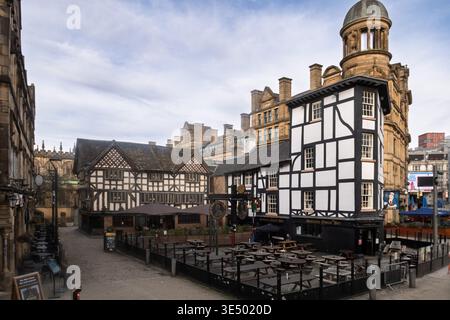 The Old Wellington Inn and Sinclair's Oyster Bar, Cathedral Gates, Manchester, two Tudor-style timber-framed pubs with outdoor seating. Stock Photo