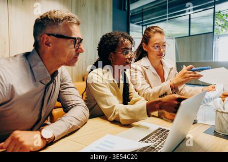 Collaborative session addressing technical challenges efficiently Stock Photo