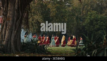 Classical Indian dancers rehearsing in traditional costume at Red Fort gardens in Delhi Stock Photo