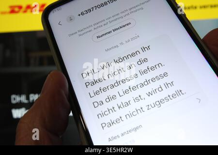 Auf einem Smartphone wurde eine Textnachricht aufgerufen, die angeblich vom Paketlieferdienst DHL stammt und den Kunden dazu auffordert, auf einen Link zu klicken. Mit solchen Paket-SMS versuchen Betrüger, per Malware an vertrauliche Daten des Smartphone-Nutzers zu kommen. Symbolbild/Symbolfoto Smishing. Schnelsen Hamburg *** A text message was called up on a smartphone that purported to come from the parcel delivery service DHL and asked the customer to click on a link Fraudsters use such parcel text messages to try to obtain confidential smartphone user data via malware Symbolic image Symbol Stock Photo