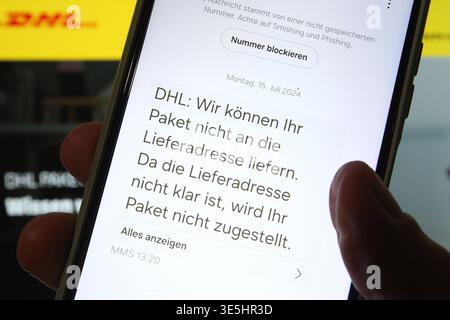 Auf einem Smartphone wurde eine Textnachricht aufgerufen, die angeblich vom Paketlieferdienst DHL stammt und den Kunden dazu auffordert, auf einen Link zu klicken. Mit solchen Paket-SMS versuchen Betrüger, per Malware an vertrauliche Daten des Smartphone-Nutzers zu kommen. Symbolbild/Symbolfoto Smishing. Schnelsen Hamburg *** A text message was called up on a smartphone that purported to come from the parcel delivery service DHL and asked the customer to click on a link Fraudsters use such parcel text messages to try to obtain confidential smartphone user data via malware Symbolic image Symbol Stock Photo