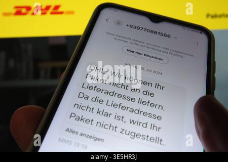 Auf einem Smartphone wurde eine Textnachricht aufgerufen, die angeblich vom Paketlieferdienst DHL stammt und den Kunden dazu auffordert, auf einen Link zu klicken. Mit solchen Paket-SMS versuchen Betrüger, per Malware an vertrauliche Daten des Smartphone-Nutzers zu kommen. Symbolbild/Symbolfoto Smishing. Schnelsen Hamburg *** A text message was called up on a smartphone that purported to come from the parcel delivery service DHL and asked the customer to click on a link Fraudsters use such parcel text messages to try to obtain confidential smartphone user data via malware Symbolic image Symbol Stock Photo