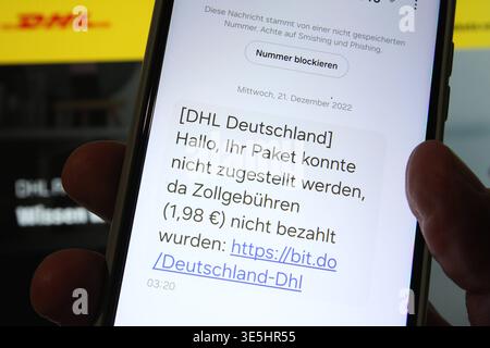 Auf einem Smartphone wurde eine Textnachricht aufgerufen, die angeblich vom Paketlieferdienst DHL stammt und den Kunden dazu auffordert, auf einen Link zu klicken. Mit solchen Paket-SMS versuchen Betrüger, per Malware an vertrauliche Daten des Smartphone-Nutzers zu kommen. Symbolbild/Symbolfoto Smishing. Schnelsen Hamburg *** A text message was called up on a smartphone that purported to come from the parcel delivery service DHL and asked the customer to click on a link Fraudsters use such parcel text messages to try to obtain confidential smartphone user data via malware Symbolic image Symbol Stock Photo