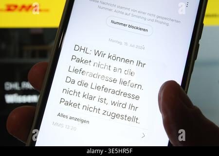 Auf einem Smartphone wurde eine Textnachricht aufgerufen, die angeblich vom Paketlieferdienst DHL stammt und den Kunden dazu auffordert, auf einen Link zu klicken. Mit solchen Paket-SMS versuchen Betrüger, per Malware an vertrauliche Daten des Smartphone-Nutzers zu kommen. Symbolbild/Symbolfoto Smishing. Schnelsen Hamburg *** A text message was called up on a smartphone that purported to come from the parcel delivery service DHL and asked the customer to click on a link Fraudsters use such parcel text messages to try to obtain confidential smartphone user data via malware Symbolic image Symbol Stock Photo