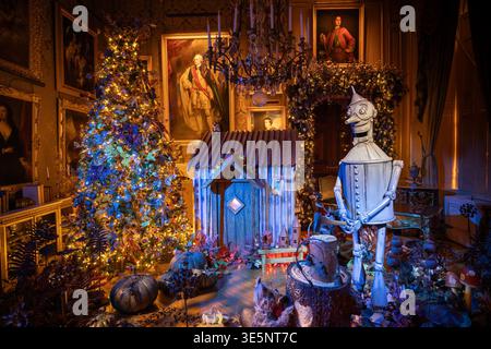 UK, England, Oxfordshire, Woodstock, Christmas, Blenheim Palace of Oz, Green Drawing Room, Tin Man chopping wood outside Tin House Stock Photo
