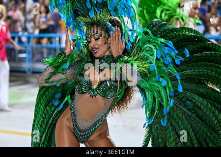 Rio de Janeiro, Brazil - February 15, 2026: Samba dancer in a green and blue jeweled costume performs with expressive movements during Estacao Primeir Stock Photo