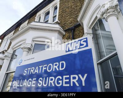 Schild des NHS Stratford Village Surgery in einer Londoner Hausarztpraxis. London, UK, 11. April 2024 Stock Photo