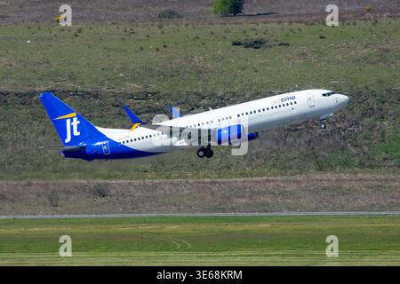 Avión de línea Boeing 737 de la aerolínea Jettime despegando en el aeropuerto de Madrid Barajas con matrícula OY-JYH. Stock Photo