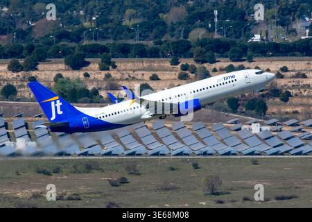 Avión de línea Boeing 737 de la aerolínea Jettime despegando en el aeropuerto de Madrid Barajas con matrícula OY-JYH. Stock Photo