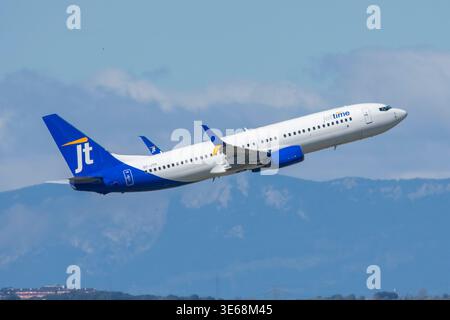 Avión de línea Boeing 737 de la aerolínea Jettime despegando en el aeropuerto de Madrid Barajas con matrícula OY-JYH. Stock Photo