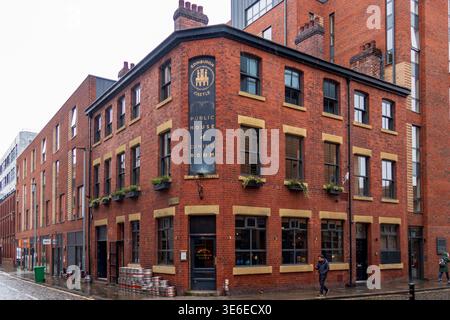 The Edinburgh Castle public house and dining room on Blossom Street, Ancoats, Manchester, on a wet winter day. Stock Photo