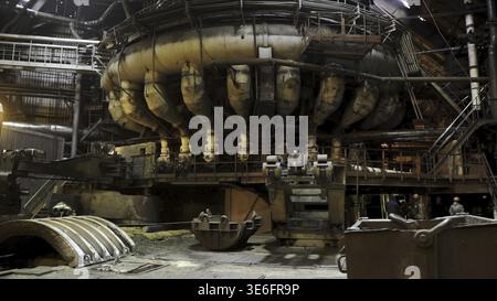 Industrielle Fabrikausruestung mit vielen Rohren, Konzept der Schwerindustrie. Riesige Maschine im Innenbereich des Huettenwerks Stock Photo