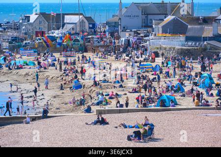 Lyme Regis, Dorset, UK. 7th April 2026. UK Weather: The beach at the ...