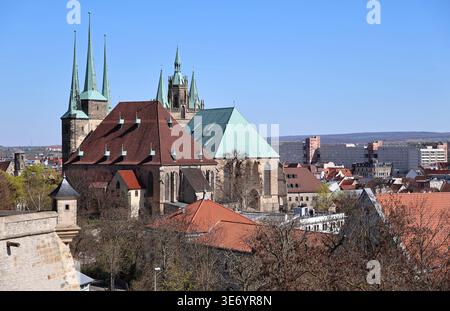 Erfurt 08.04.2026, Erfurt, Zitadelle Petersberg / Plateau, Blick vom Bastionskronenpfad / Mauerkronenpfad auf den Dom St.Marien und Severi-Kirche *** Erfurt 08 04 2026, Erfurt, Citadel Petersberg Plateau, View from Bastionskronenpfad Mauerkronenpfad to St Marien Cathedral and Severi Church Stock Photo