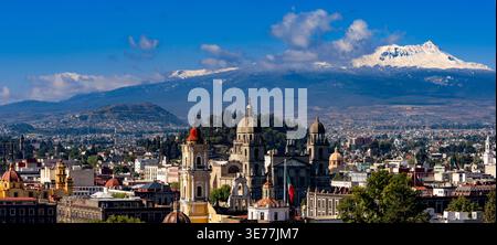 The snow-covered Nevado de Toluca volcano (Xinantécatl), an extinct stratovolcano reaching 4,680 metres above sea level, viewed across the Toluca Vall Stock Photo
