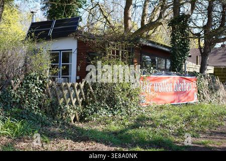Berlin, Germany - April 11, 2026: Protest banner reading "Wir wollen bleiben" (We want to stay) at the Breitehorn weekend settlement in Kladow. Stock Photo