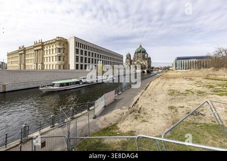 City Palace and Humboldt Forum. Redesign of the Town Hall and Marx-Engels Forum. Exterior view with Spree and sightseeing boat. View of Berlin Cathedr Stock Photo